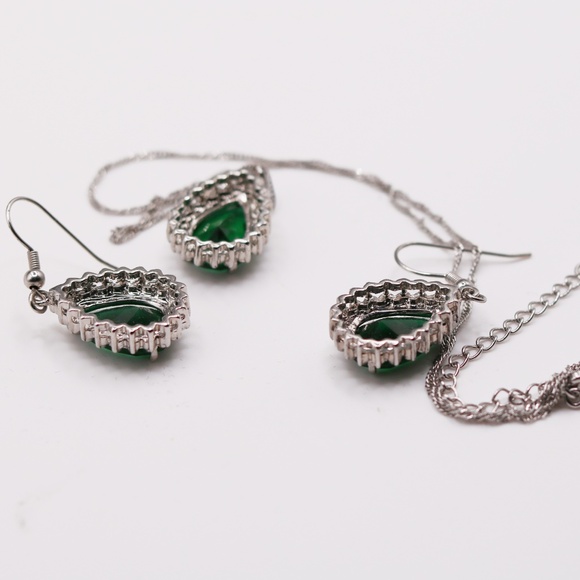 Green Crystal Necklace & Earring Set - Picture 2 of 2